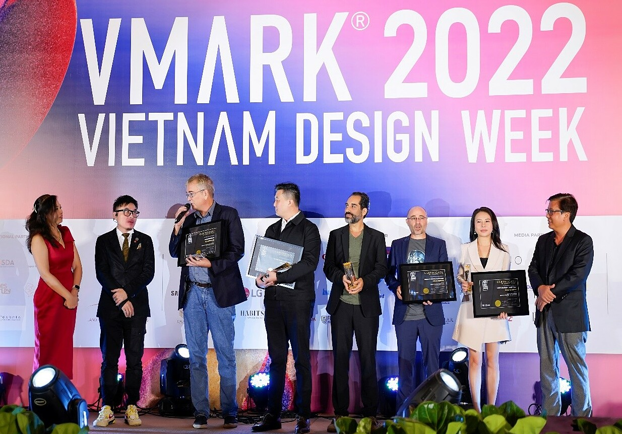 Ms. Nguyen Thi Lan Phuong - representative of LMP company (second from right) received the gold cup at the award. Photo: LMP Design