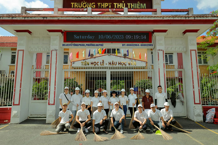 Công ty CP Đầu tư Thương mại LMP ra quân dọn rác thải tại các cung đường ở phường An Phú